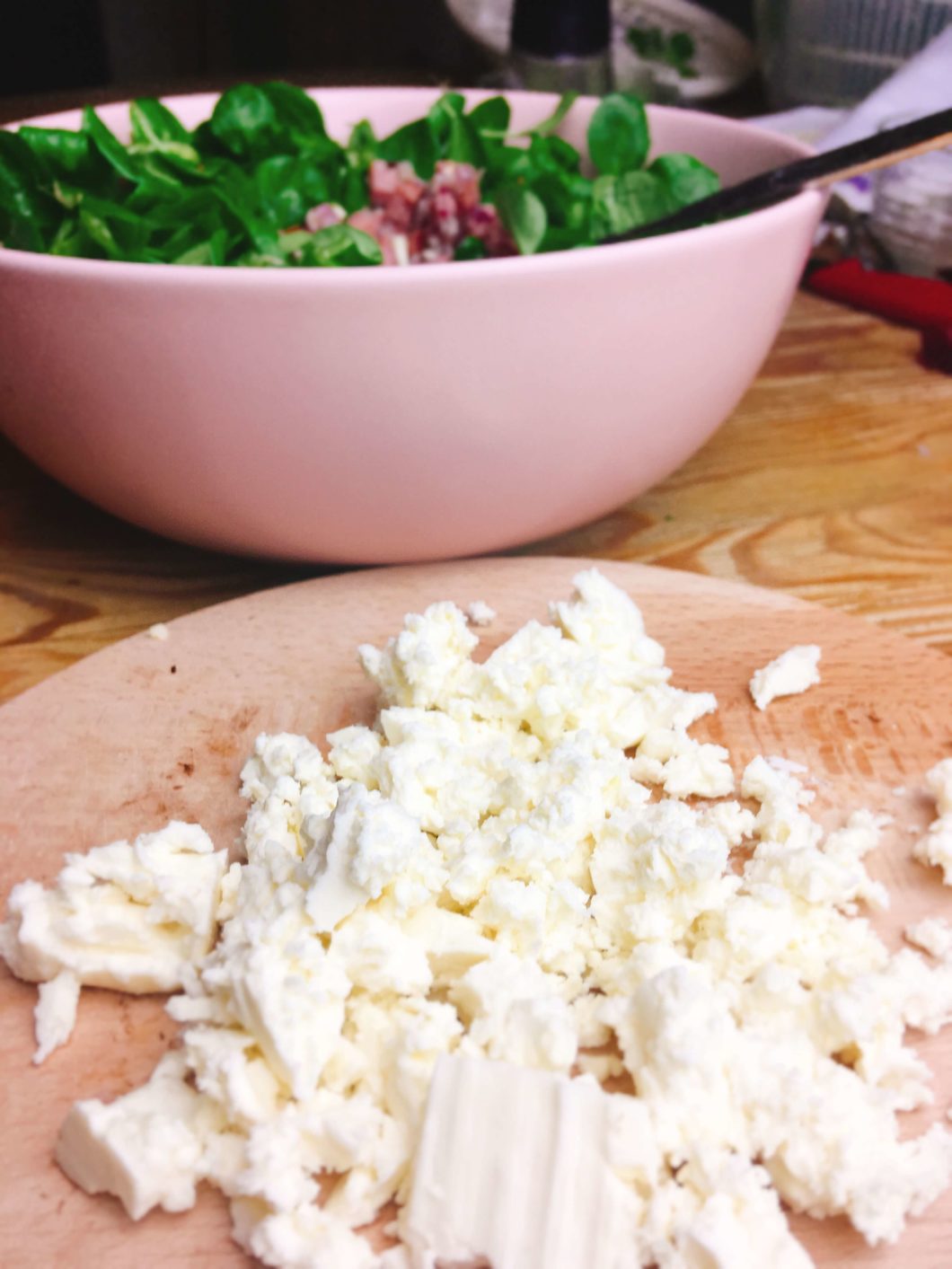 Deftiger Feldsalat mit Schafskäse und gerösteten Walnüssen - Ein Löffel ...